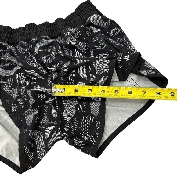 Lululemon Tracker Shorts Patterned, Mini Warp
White/Black Size 4 - Picture 10 of 14